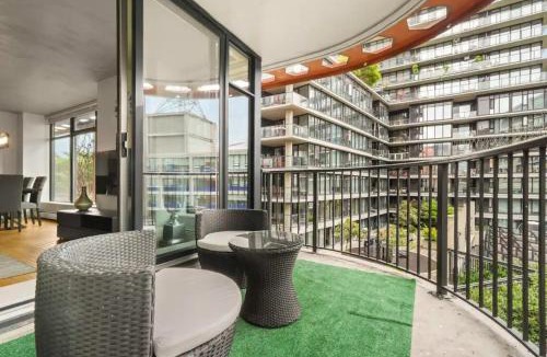 Gastown Apartment | Spacious 2BR Downtown Vancouver Condo Free Parking