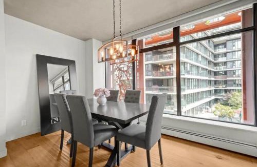 Gastown Apartment | Spacious 2BR Downtown Vancouver Condo Free Parking