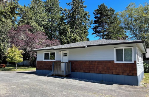 Sooke Cottage | Spacious 2BR Unit on Waterfront Property with Beach Access - Sleeps 6