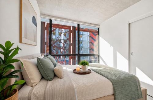 Gastown Apartment | Spacious 2BR Walk to Canada Place