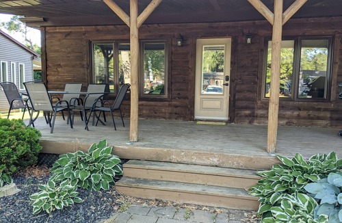 Turkey Point Cottage | Spacious 3 Bedroom Cabin by the lake