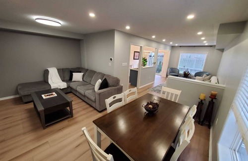 Milton House | Spacious 3 bedroom Semi-detachednMinutes to GO station and storesnFree Parking