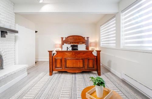 Canyon Heights House | Spacious 3BR Guest Suite by the Creek In North Vancouver Sleeps 6, Free Parking
