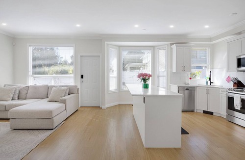 Willoughby House | Spacious 4-bedroom house Langley with WiFi, AC, 5 mins to 10 acre park