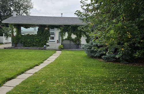 Hinton House | Spacious 4-BR Home | Fire Pit | Deck |