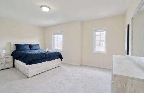 Hurontario House | Spacious 4BR Home in Mississauga