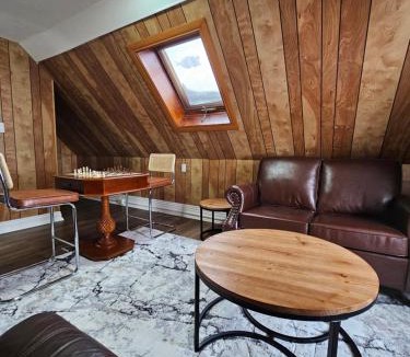 Peterborough Apartment | Spacious 4BR Home, King Loft, Near Hospital, Downtown & Sporting Arena