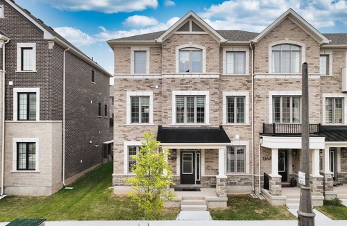 Oakville House | Spacious 4BR Oakville Townhome with Free Parking