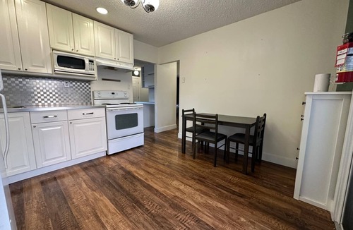 Northwest Calgary House | Spacious 4BR Private Family Home Near Bow River & Bowness Park | Free Parking