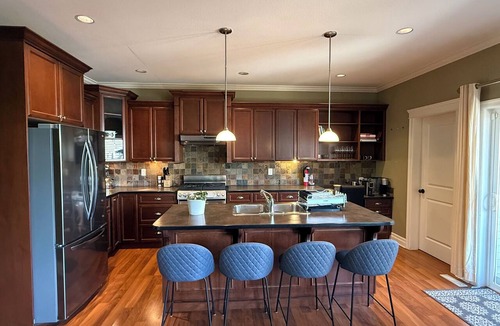 Surrey House | Spacious 4BR retreat in South Surrey/White Rock
