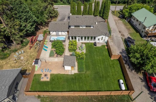 Windermere House | SPACIOUS 5 Br + 5 Br | Private HEATED Pool & Hot Tub | 1-minute WALK to Beach