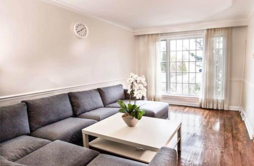 Armour Heights House | Spacious 5500 SQF Home 6 Bdrms and 3 and Half Bath