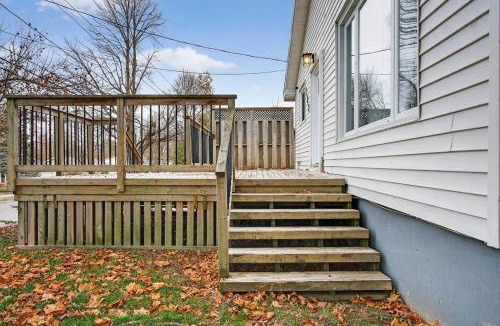 Fredericton House | Spacious 5BR Home 2 Kitchens Sleeps 10 Near UNB