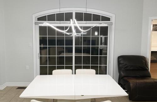 Brampton House | Spacious 6BR Family Home Brampton