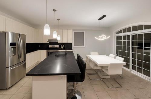 Brampton House | Spacious 6BR Family Home Brampton