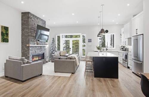 Silver Star Mountain House | Spacious 7-bedroom house w/2 hot tubs, garage, office, BBQ, laundry, 2 kitchens