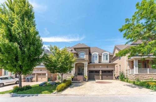Brampton House | Spacious 7BR Home with Private Yard & Fast WiFi!