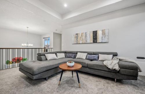 Southeast Calgary House | Spacious 8 Bedroom Family Retreat