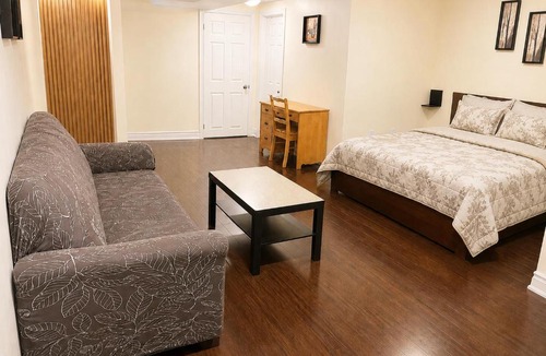 Meadowvale Village House | Spacious Affordable Private Suite & Ensuite Bath & Free Parking Near Toronto Pearson Airport