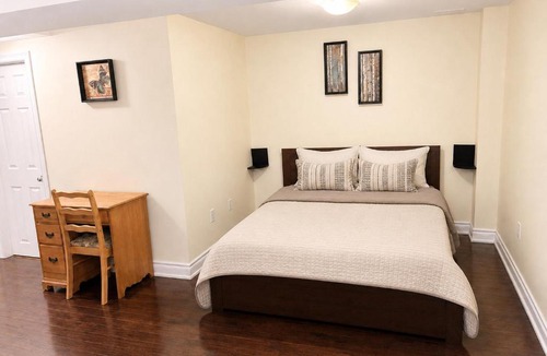 Meadowvale Village House | Spacious Affordable Private Suite & Ensuite Bath & Free Parking Near Toronto Pearson Airport