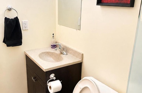 Meadowvale Village House | Spacious Affordable Private Suite & Ensuite Bath & Free Parking Near Toronto Pearson Airport