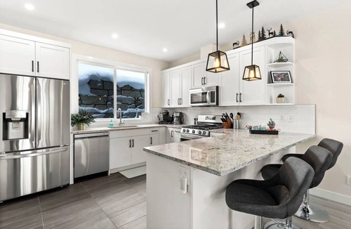 Sun Peaks House | Spacious Alpine Retreat - w/Hot Tub