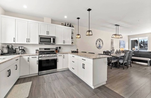 Sun Peaks House | Spacious Alpine Retreat - w/Hot Tub