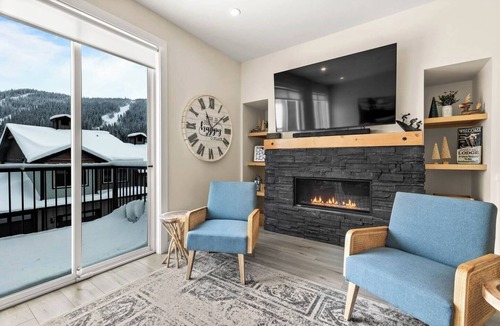 Sun Peaks House | Spacious Alpine Retreat - w/Hot Tub