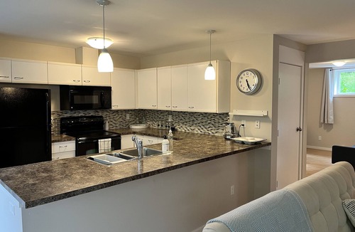 Saanichton House | Spacious and cozy suite, ideal for your Island getaway.