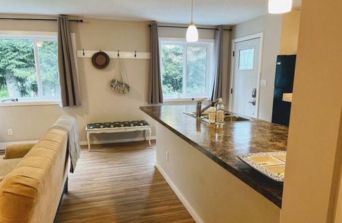 Saanichton House | Spacious and cozy suite, ideal for your Island getaway.