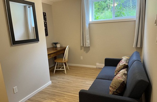 Saanichton House | Spacious and cozy suite, ideal for your Island getaway.
