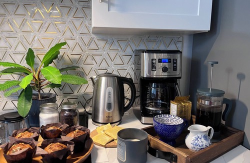 Newmarket Apartment | Spacious Bright 2BR Free Parking Prime Location Newly Built, Natural light