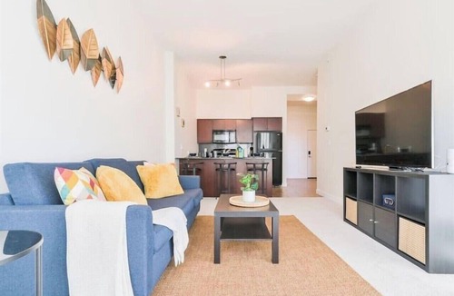 Haysboro Apartment | Spacious & Bright Condo 10 Min from DT