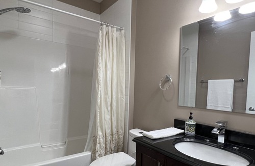 Panorama Hills House | Spacious & Cozy Private Walkout Suite Retreat in Panorama Hills NW Close to YYC