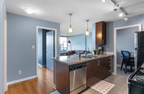 Crosstown Apartment | Spacious Downtown 1BR with Air Conditioning Pool Gym Free Parking