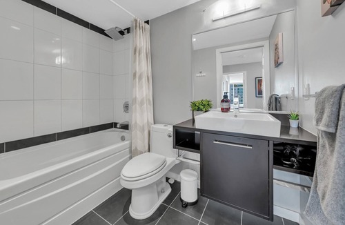 Crosstown House | Spacious downtown 2-bedroom-highrise with view, pool, gym