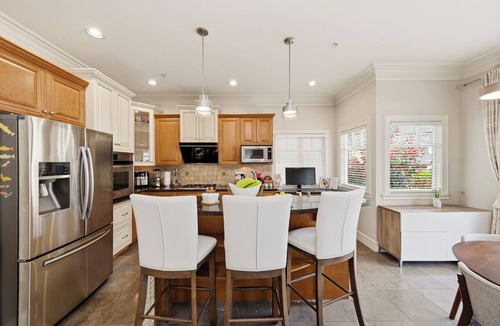 West Side House | Spacious Elegant Family Retreat | Near UBC & DT