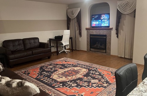 Northwest Edmonton House | Spacious Executive Home 4BR 3BA Fully Equipped