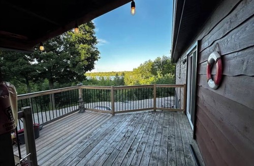 Sauble Beach Cottage | Spacious Family Cottage Perfect for Groups, Weekends & Summer Trips