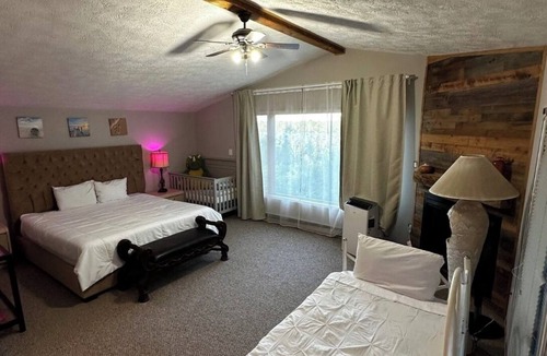 Sauble Beach Cottage | Spacious Family Cottage Perfect for Groups, Weekends & Summer Trips