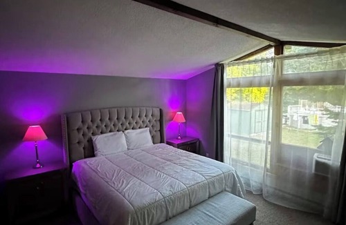 Sauble Beach Cottage | Spacious Family Cottage Perfect for Groups, Weekends & Summer Trips