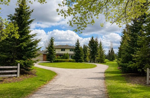 Springbank House | Spacious Family Home in a quiet acreage community