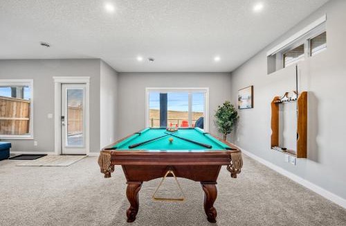 Springbank House | Spacious Family Retreat with Hot Tub, Pool Table, Gym