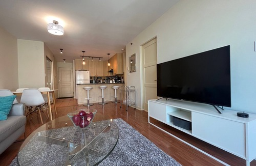 Yaletown Condo | Spacious Flexible space in Central Downtown Vancouver with Parking -Pet Friendly