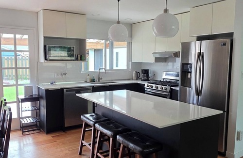 Vancouver House | Spacious Fully Furnished 3BR Home in North Vancouver Near Downtown