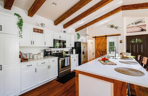 Mount Jackson Ski Chalet | Spacious Getaway: Nature, HotTub, GameRoom & Dogs