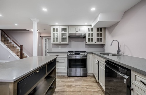 Brampton House | Spacious guest suite with ravine views