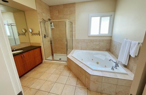 Richmond City Centre House | Spacious Master Suite in Heart of Richmond