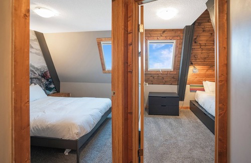Silver Star Mountain Hotel | Spacious Mountain Retreat w/Hot Tub & Beautiful Loft! – Perfect for small groups!