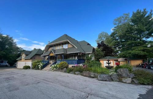 Seguin House | Spacious Muskoka Chalet , Game Room & Family Retreat